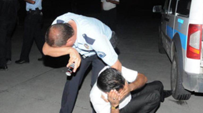 Ambulanstaki yaralıyı dövdüler!