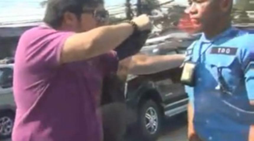 İş adamı polisi tokatladı!