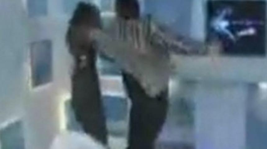 Kadın şakacıyı tekme tokat d&ouml;vd&uuml;!