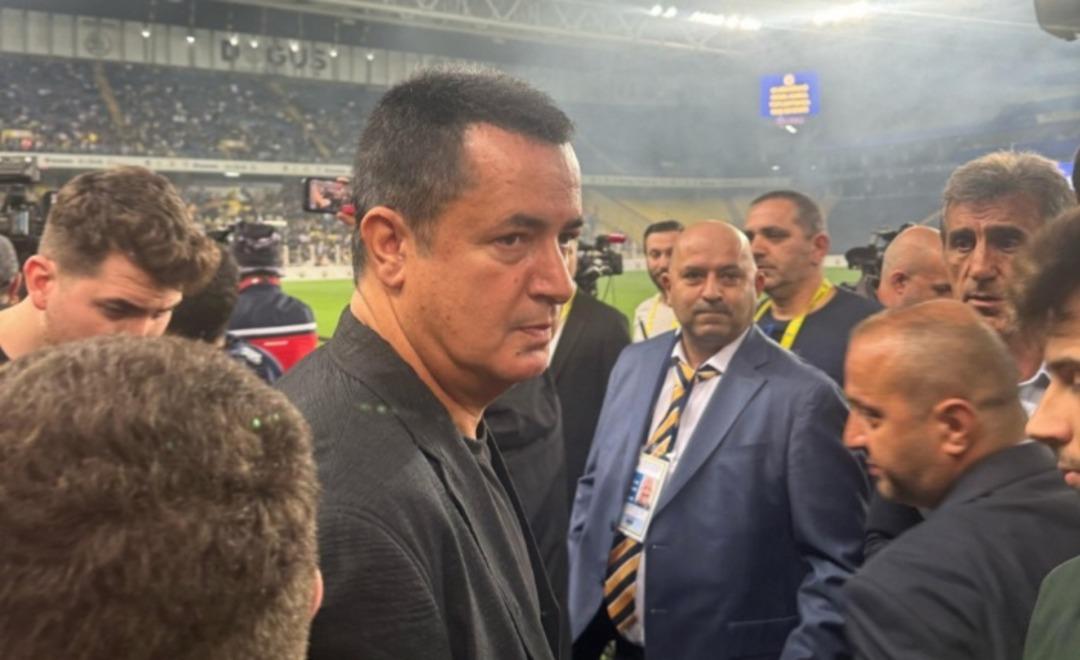 Acun Ilıcalı i&ccedil;in kongreden sonra Galatasaray ile temasa ge&ccedil;ti iddiası ortalığı karıştırdı! Ilıcalı &ccedil;ılgına d&ouml;nd&uuml; "Adi, yalan, iftira..."