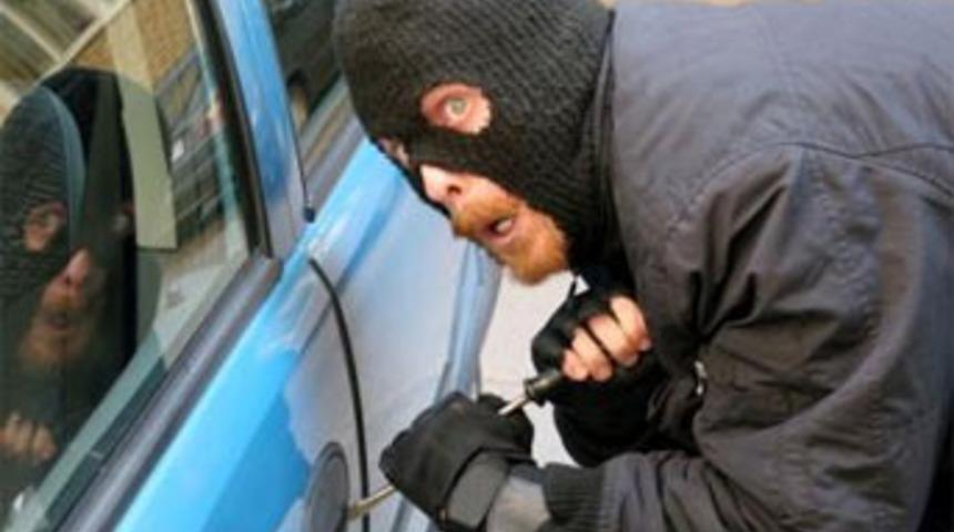 &Ccedil;alınan arabayı telefonla buldu