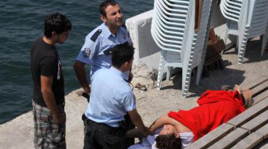 Kız Kulesi'ni seyrederken denize u&ccedil;tu!