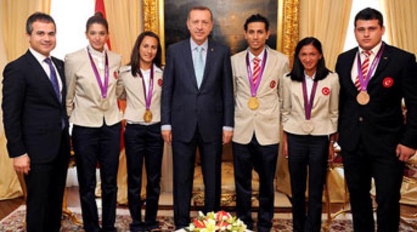 Erdoğan'dan Millilere telefon hediyesi