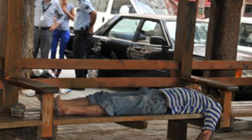 Parkta öldü 6 saat sonra fark edildi