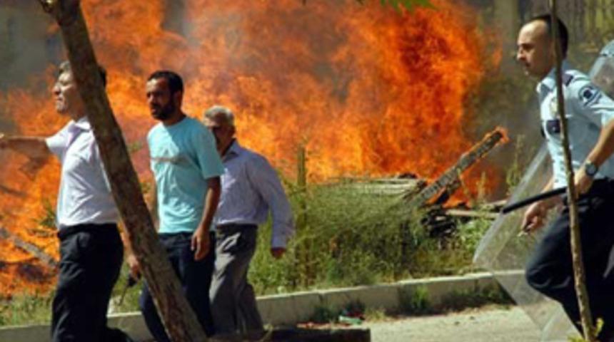 İki aile kavga etti: 1 &ouml;l&uuml; 4 yaralı