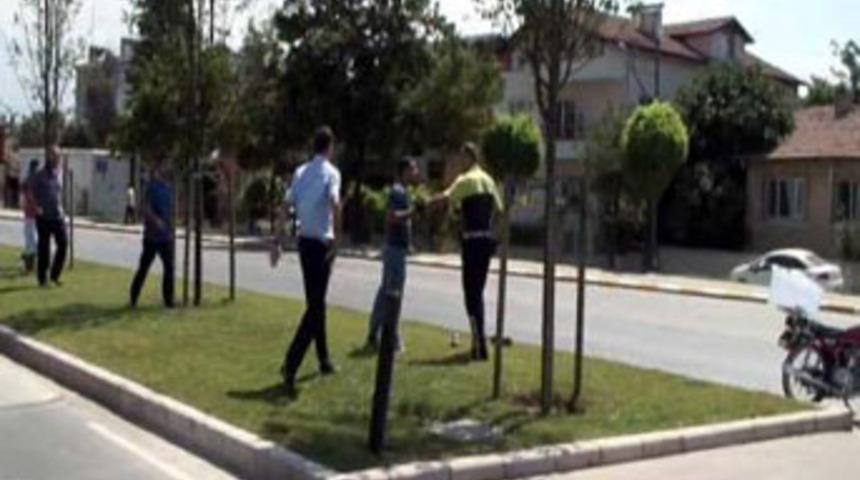 Polisten sürücüye: Çekerim de sıkarım da