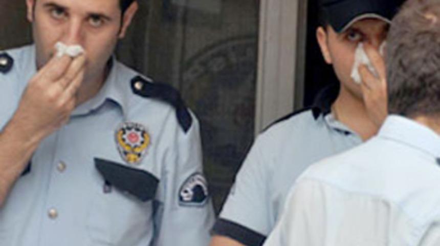 Kadınlar polis aracına pisledi