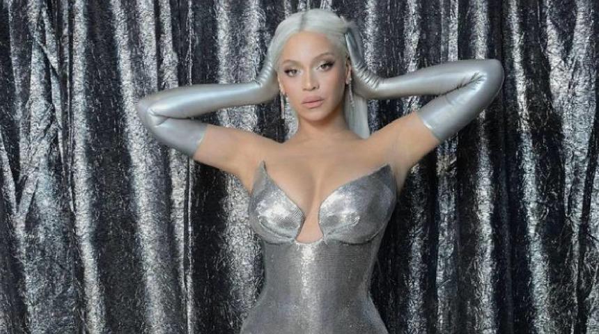 Beyonce'ye bir bakan bir daha baktı! Kovboy tarzı sosyal medyayı salladı