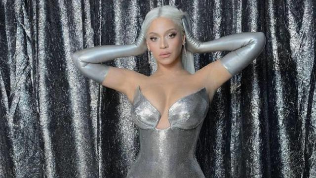 Beyonce'ye bir bakan bir daha baktı! Kovboy tarzı sosyal medyayı salladı