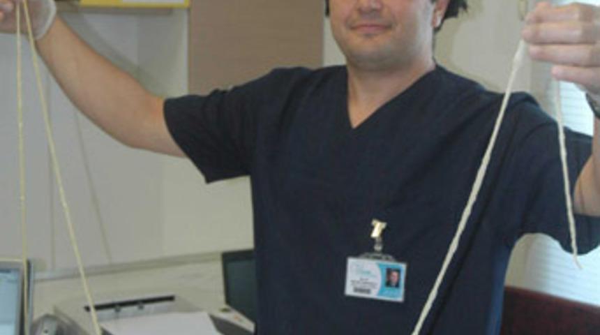 Karnından 2,5 metre solucan &ccedil;ıktı!