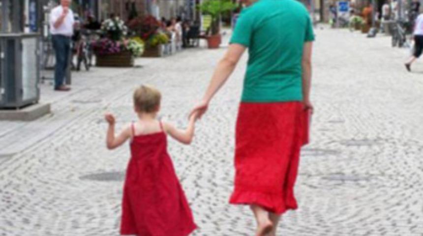 Oğlu i&ccedil;in sokakta etekle dolaştı!