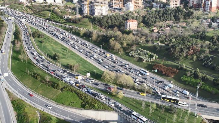 Gidiyorlar... Bayram trafiği! 9 günlük tatil için yollara düştüler, yoğunluk artıyor: İstanbul, Kocaeli, Bolu, Düzce... G1