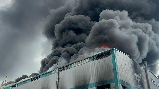 Tekirdağ'da fabrika yangını! 10 işçi dumandan etkilendi 