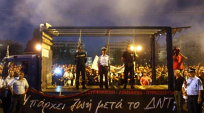 Atina'ya darağacı kurdular