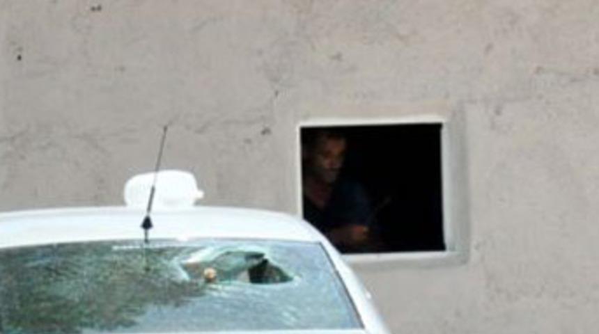 Bıçakla oğlunu rehin aldı!