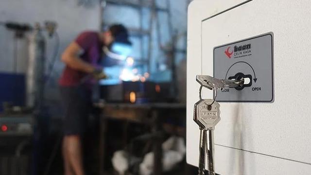 Enkazdan çıkarılan kasalar açıldı! 5 kilo altın, 58 bin dolar, 500 bin liraya yakın para, gümüş, saat...