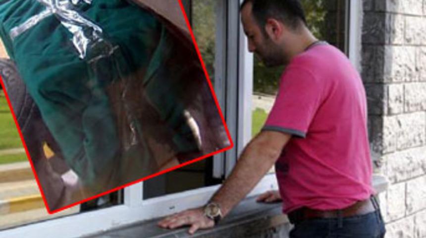 Bebeğinin cesedini koliyle götürdü