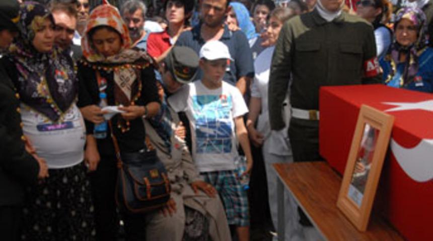 Şehidin hamile eşinin duygusal vedası