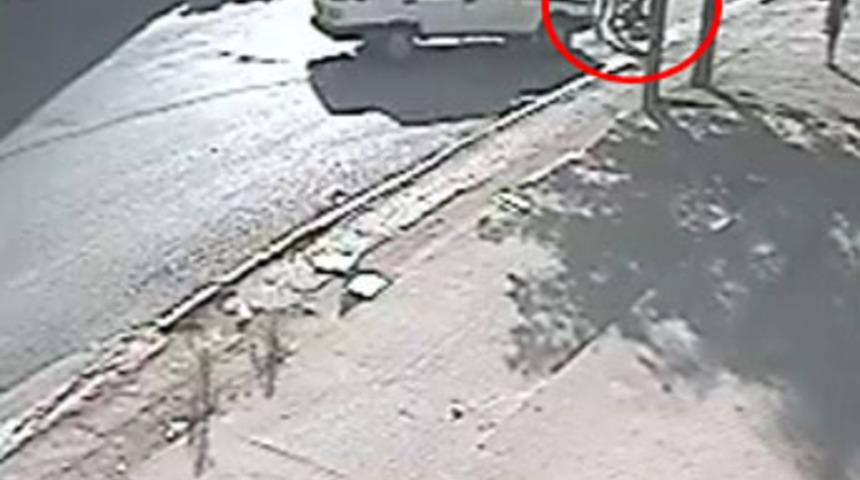 Anne ve pusetteki bebeğine b&ouml;yle &ccedil;arptı