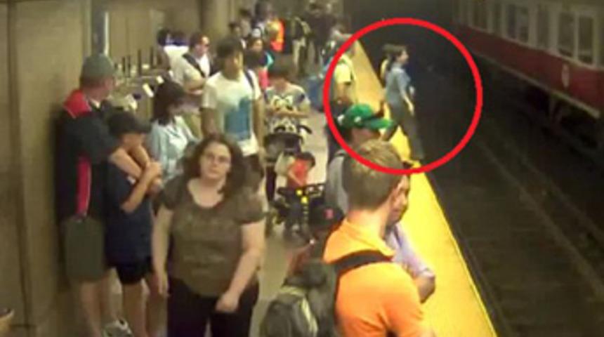 Karşı platformda olduğunu fark edemeyince...