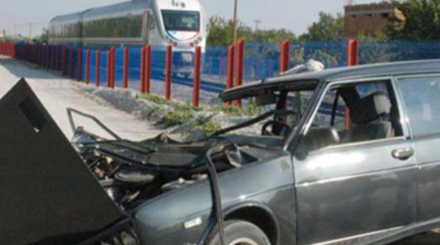 Hızlı trenin &ccedil;arptığı otomobilden &ccedil;ıktı...