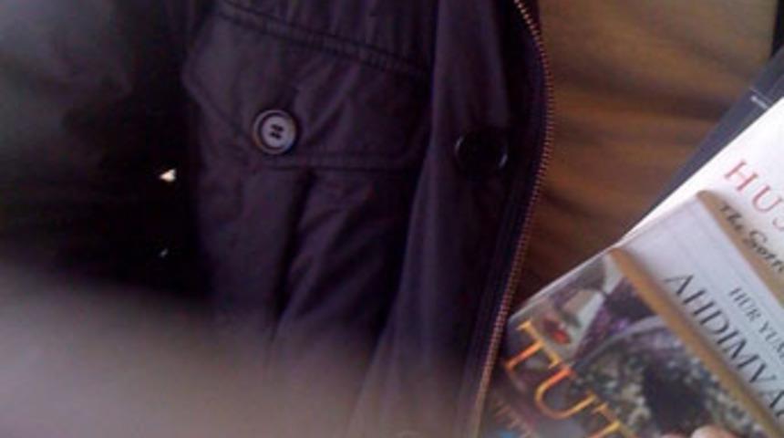 Entelektüel hırsız çaldığı kitapla yakalandı