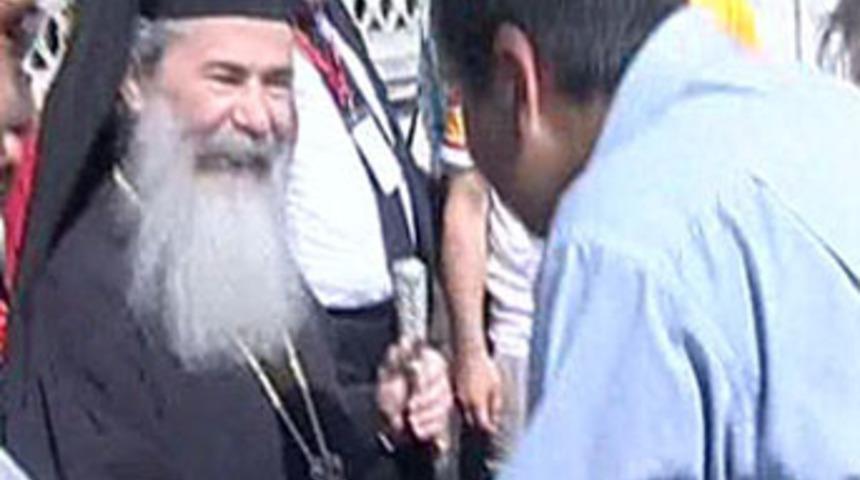 "Elini &ouml;peyim hacı amca" dedi, Patrik şaşırdı