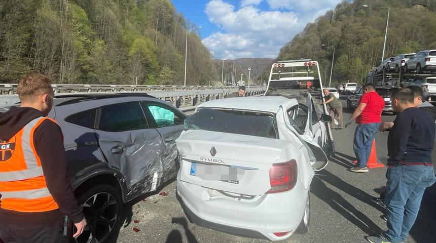 5 araç birbirine girdi! Otoyolda uzun araç kuyrukları oluştu