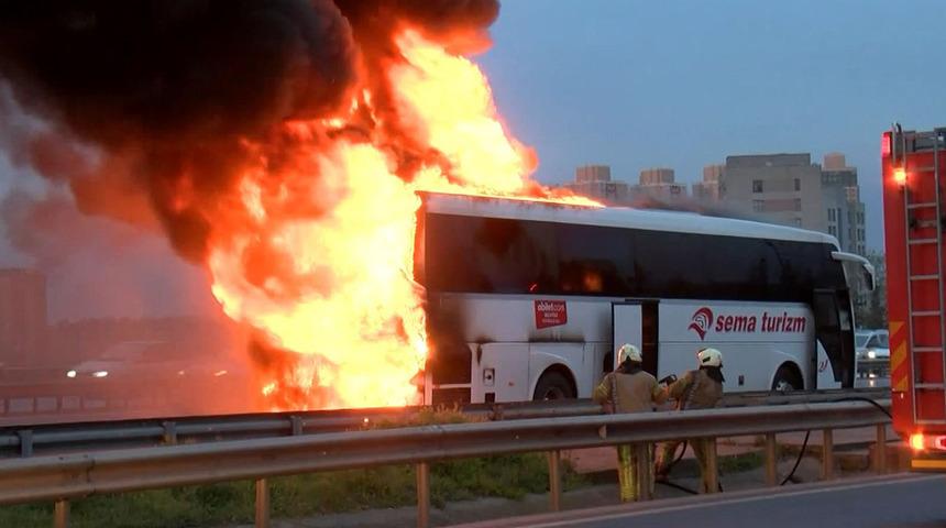 İstanbul’da TEM Otoyolu'nda korku dolu anlar! Yolcu otobüsü alev alev yandı