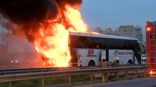 İstanbul’da TEM Otoyolu'nda korku dolu anlar! Yolcu otobüsü alev alev yandı
