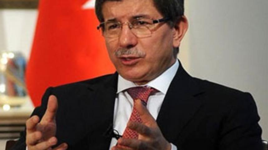 Davutoğlu Esad'a &ouml;m&uuml;r bi&ccedil;ti