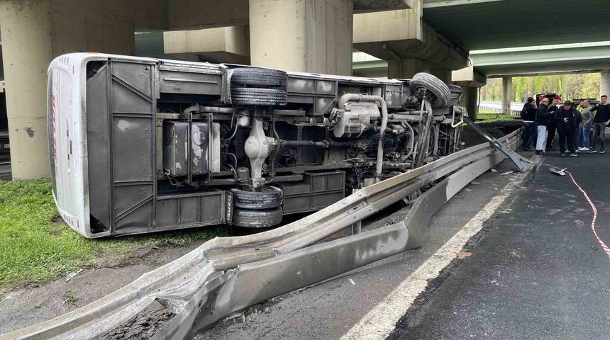 İstanbul'da polisleri taşıyan araç devrildi! Yaralılar var