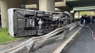İstanbul'da polisleri taşıyan araç devrildi! Yaralılar var