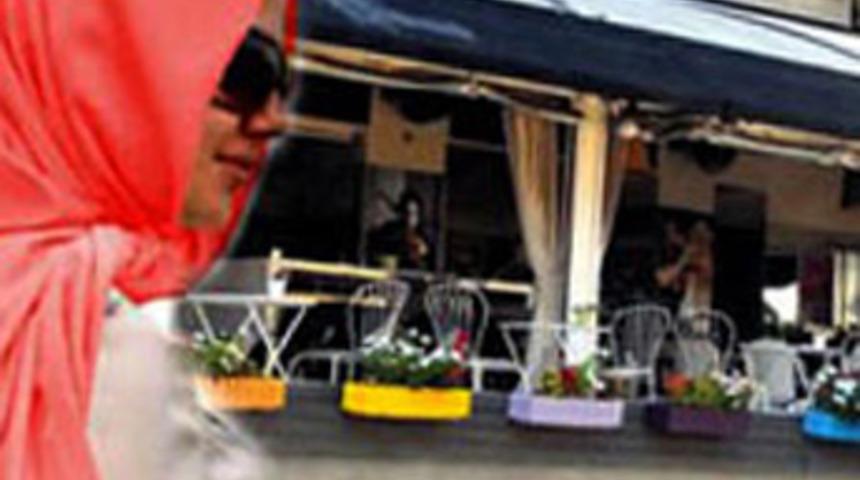 Kafede baş&ouml;rt&uuml; skandalı!