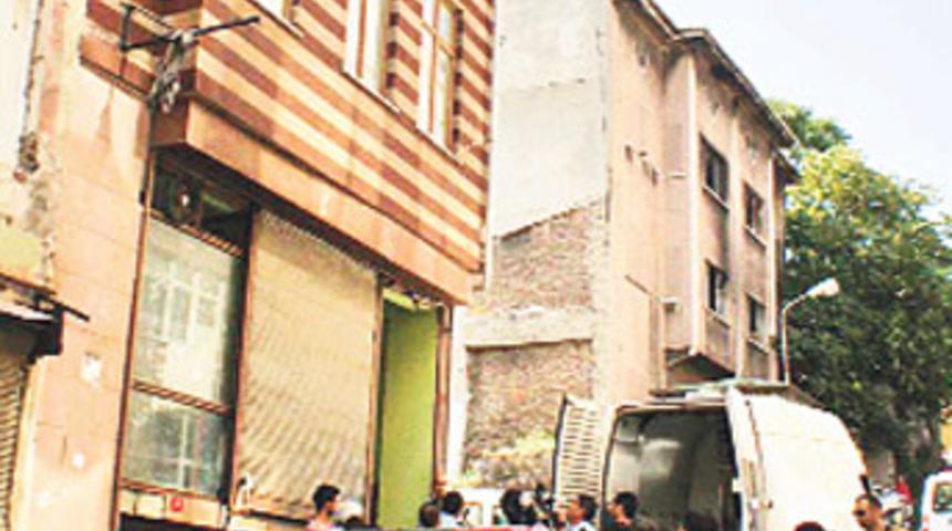 23 kişi evde birbirine girdi!