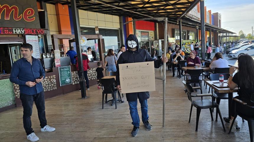 Yüzünde maske, elinde tırpan! Gören bir daha baktı: 'Bana iş çıkarmayın'