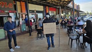 Yüzünde maske, elinde tırpan! Gören bir daha baktı: 'Bana iş çıkarmayın'