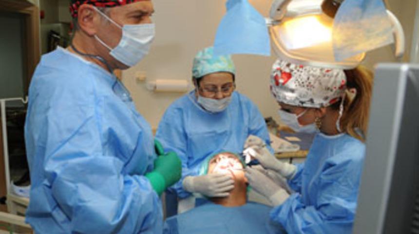 Hayvan kemiğinden yapay çene kemiği yapıldı