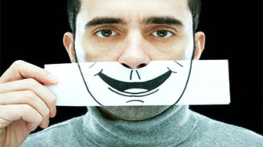 Yapmacık g&uuml;l&uuml;şlere son