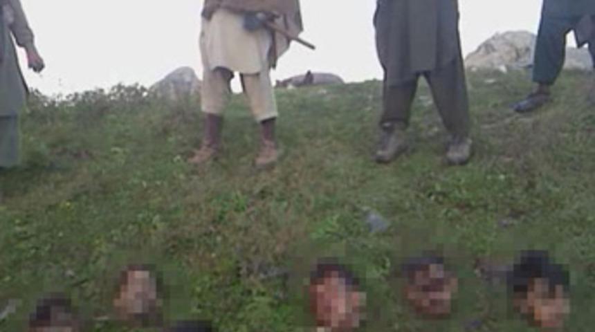 Taliban 12 askerin kafasını kesti