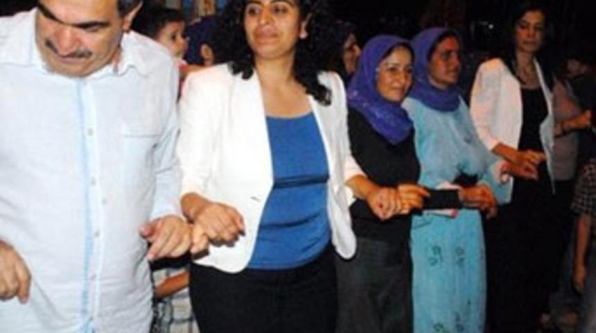 Vekiller, PKK'nın kuruluş halayında!