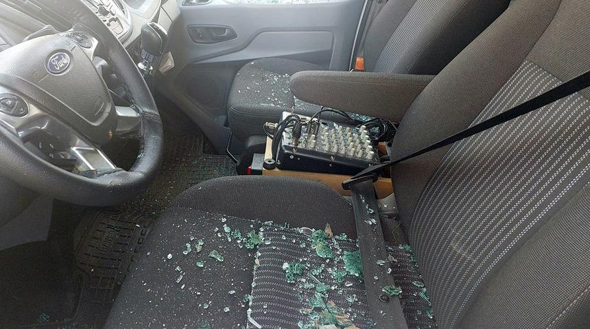 CHP'nin aracına taşlı, bıçaklı saldırı! Şüpheli polis ekiplerince yakalandı