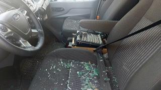 CHP'nin aracına taşlı, bıçaklı saldırı! Şüpheli polis ekiplerince yakalandı