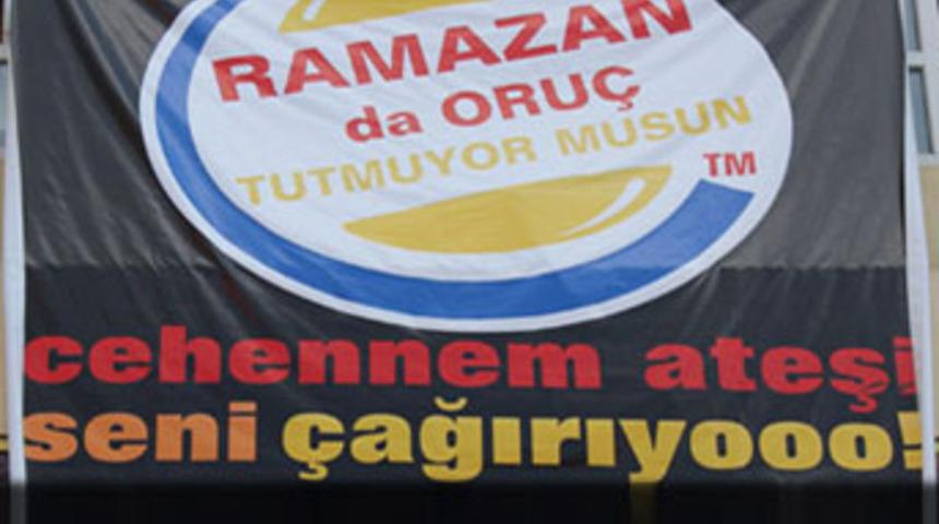 Oru&ccedil; tutmayanlara pankartlı protesto