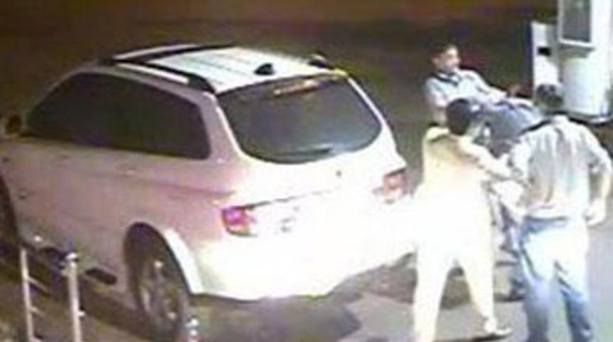 Yol isteyen vatandaş 3 kişi tarafından d&ouml;vl&uuml;d&uuml;