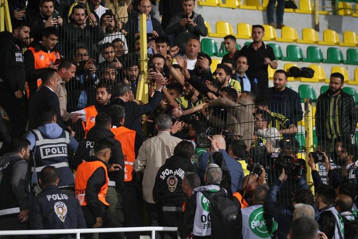 Süper Kupa maçında Galatasaray karşısında sahadan çekilen Fenerbahçe'nin alacağı ceza belli oldu! Men ediliyorlar 728xauto