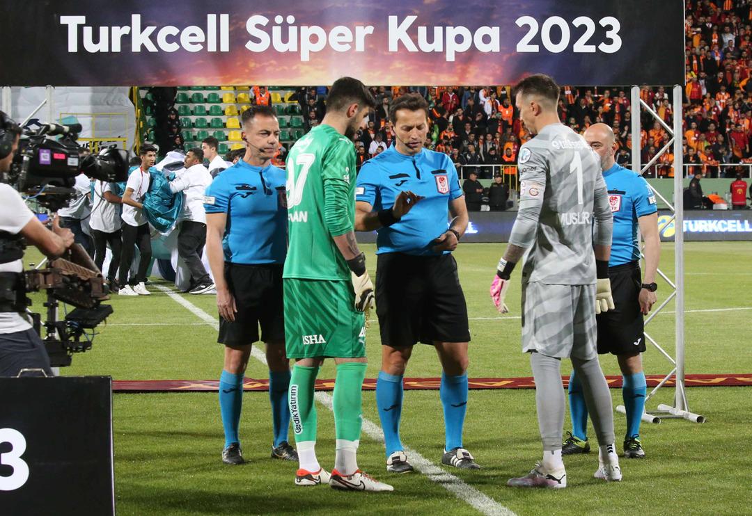 Fenerbah&ccedil;e-Galatasaray ma&ccedil;ı d&uuml;nya basınında g&uuml;ndeme oturdu! Fransızlardan şaşırtan manşet...