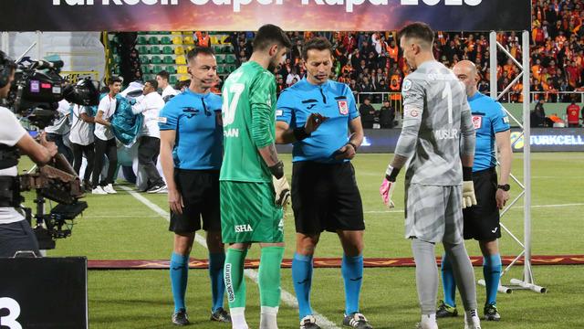 Fenerbahçe-Galatasaray maçı dünya basınında gündeme oturdu! Fransızlardan şaşırtan manşet...