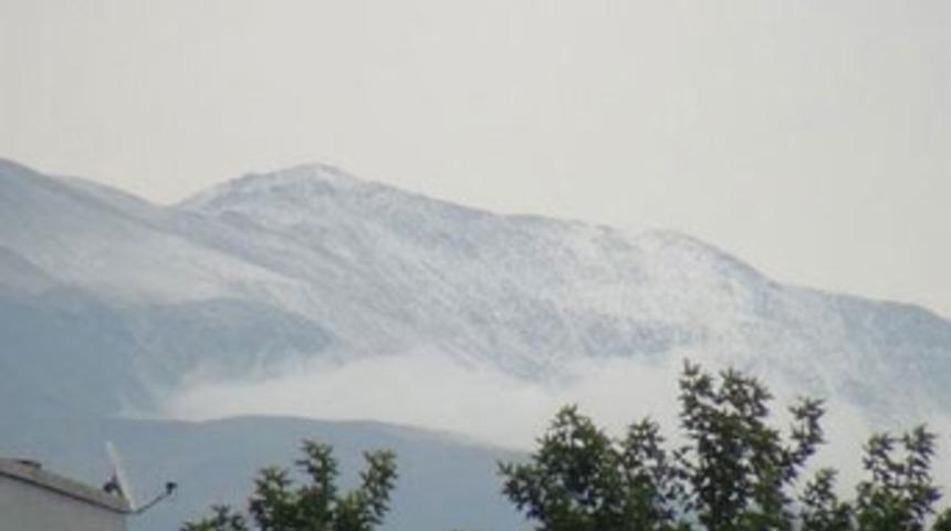 Eyl&uuml;lde kar yağdı