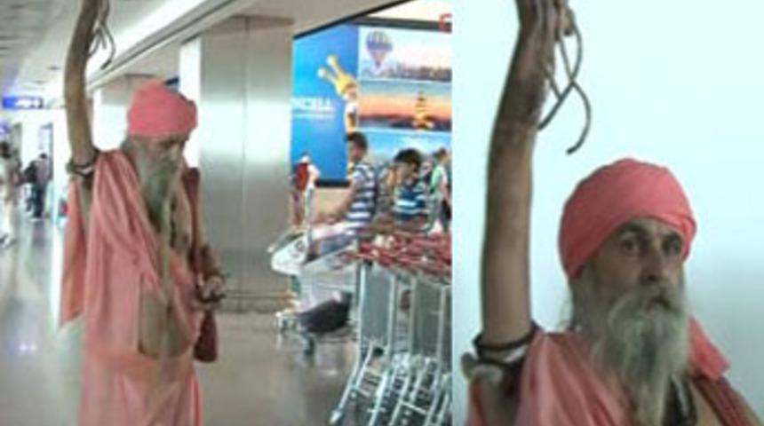 11 yıldır kolu havada